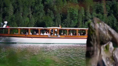 Boot-Mit-Vorbeifahrenden-Menschen-Auf-Dem-Königssee.-Fokusverschiebung-Vom-Baum-Zum-Boot.