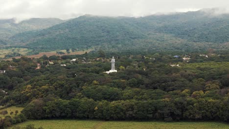 Eine-Panorama-Luftaufnahme-Der-Stadt-La-Caldera-In-Salta,-Argentinien