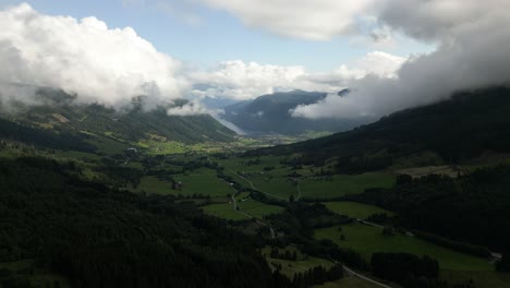 Toma-De-Drones-Hacia-Arriba-De-Vikøyri-Rodeada-De-Hermosas-Nubes-En-Vik-I-Sogn,-Noruega