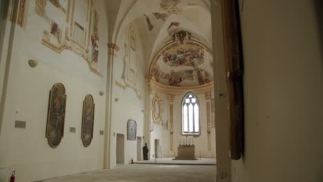 Innenansicht-Der-Kirche-San-Giacomo-Auf-Der-Wunderschönen-Insel-Capri---02