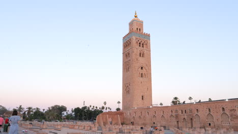 Minarett-Turm-Der-Koutoubia-Moschee-In-Marrakesch,-Marokko-Mit-Resten-Der-Ersten-Moschee-Im-Vordergrund