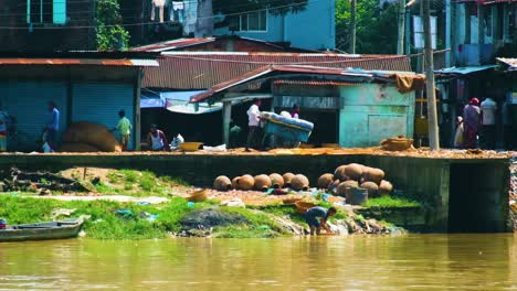 Ein-Kind,-Das-Am-Flussufer-Von-Sylhet,-Bangladesch,-Töpferei-Betreibt-–-Statische-Aufnahme