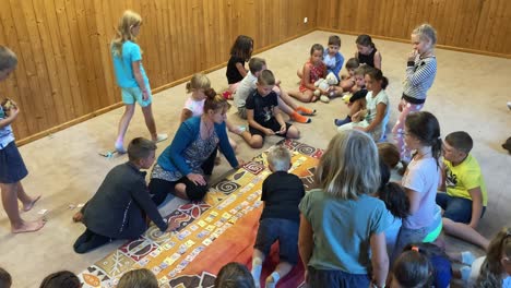 Niños-Resolviendo-Un-Rompecabezas-En-La-Alfombra-De-La-Escuela