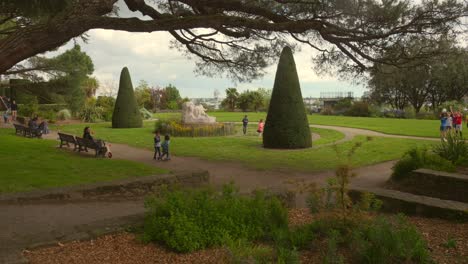 Gente-En-El-Parque-Square-Maurice-Schwob-En-Nantes,-Francia---Plano-General