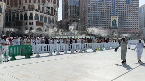 Muslimische-Pilger-Beten-In-Der-Al-Haram-Moschee-In-Mekka,-Saudi-Arabien