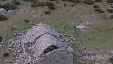 Orbitalflug-Mit-Einer-Drohne,-Der-Die-Rückseite-Der-Einsiedelei-Von-San-Pedro-Aus-Dem-14.-Jahrhundert-Visualisiert,-Wo-Wir-Ihren-Verfall-Sehen-Können.-Sie-Ist-Von-Einem-Umzäunungszaun-Und-Einem-Erklärenden-Schild-Umgeben