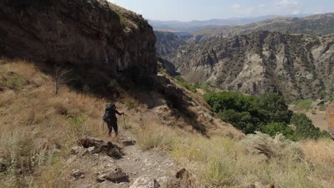 Una-Mochilera-Camina-Por-Un-Sendero-Empinado-Hacia-Un-Escarpado-Cañón-De-Roca