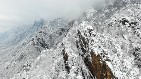 Snowy-mountains-with-drones
Seoraksan,-South-Korea