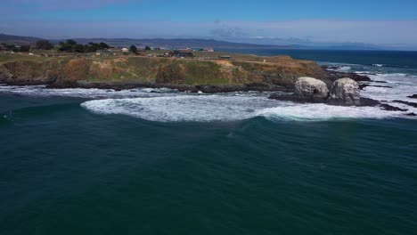 Surfen-In-Punta-De-Lobos,-Chile,-Sonniger-Tag,-Unglaubliche-Landschaft,-Aufgenommen-Mit-Drohne