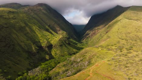 Montañas-Verdes-De-La-Isla-De-Maui-Con-Nubes-Voladoras.