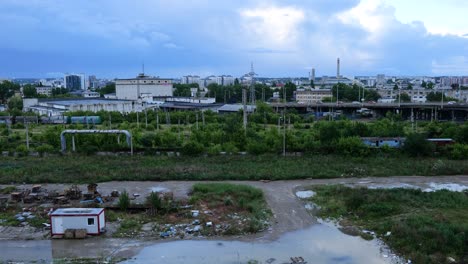 Entorno-Urbano-Contaminado-En-Un-Día-Nublado