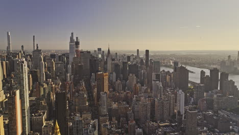 NYC-New-York-Luftaufnahme-V397-Überflug-über-Kips-Bay,-Die-Murray-Hill-Und-Die-Skyline-Von-Midtown-Manhattan-Mit-Goldenem-Sonnenaufgang-über-Der-Fassade-Der-Wolkenkratzer-Einfängt-–-Aufgenommen-Mit-Mavic-3-Pro-Cine-–-September-2023