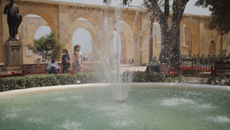 Fuente-De-Agua-De-Manantial-Con-Agua-Chorreando-Y-Salpicando-En-Cámara-Lenta-En-Los-Jardines-De-Barrakka-Superior-En-Valletta,-Malta