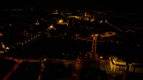 Drone-Sobre-El-Puente-De-Carlos-Y-El-Castillo-De-Praga-Iluminado-Por-La-Noche-En-Praga,-República-Checa---Hiperlapso