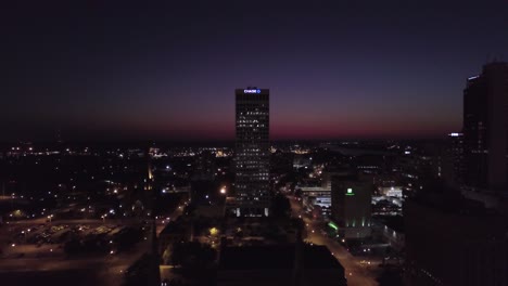 Skyline-Von-Tulsa-Und-Arkansas-River-Bei-Sonnenuntergang-Flyby-Drohne