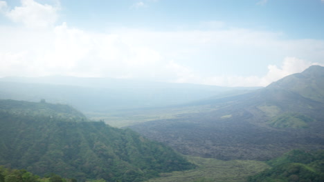 Impresionante-Vista-De-La-Naturaleza,-Cafetería,-Clientes,-Atracción-Del-Monte-Batur.