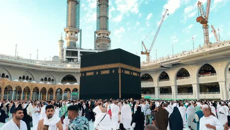 Los-Musulmanes-Realizan-Su-Culto-En-La-Sagrada-Kaaba-En-Masjid-Al-Haram,-La-Meca,-Arabia-Saudita