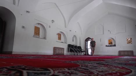 Barefoot-Caucasian-man-respectfully-enters-Blue-Mosque-in-Yerevan,-ARM