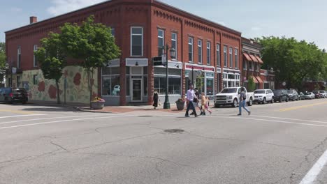 Centro-De-Rockford,-Michigan-Con-Peatones-Y-Tráfico-Con-Vídeo-Panorámico