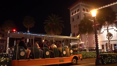 El-Recorrido-Navideño-En-Tranvía-Pasa-Frente-Al-Museo-Lightner-En-San-Agustín,-Florida,-Durante-La-Celebración-De-La-Noche-De-Las-Luces.