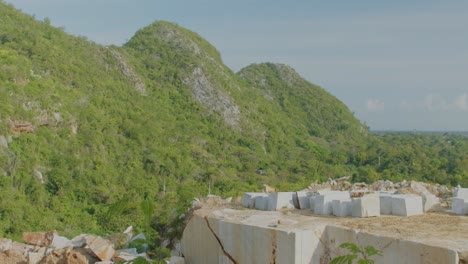 Explora-Una-Cantera-De-Mármol-Del-Sur-De-Cuba-En-Medio-Del-Impresionante-Caribe.