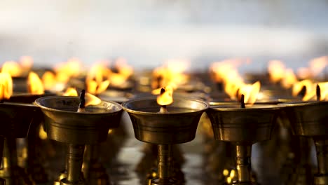 Nahaufnahme-Einer-Brennenden-Erdlampe-Im-Baudhanath-Stupa,-Nepal