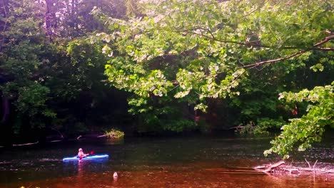 Mann,-Kajakfahren-Auf-Dem-Presumpscot-River,-Windham,-Maine