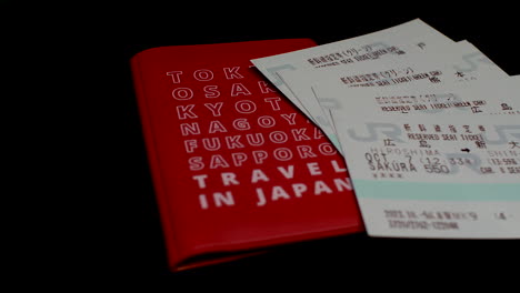 Cartera-Roja-Para-Tarjetas-De-Viaje-Con-Una-Pila-De-Billetes-De-Reserva-De-Trenes-De-Japón