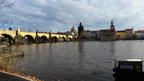 Este-Vídeo-Captura-El-Puente-De-Carlos,-El-Río-Moldava,-La-Torre-Del-Puente-De-La-Ciudad-Vieja-Y-San-Petersburgo.