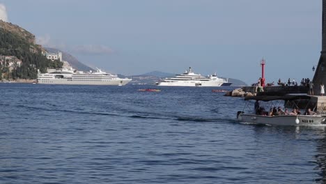 Boote-Segeln-Am-Strand-Von-Kroatien