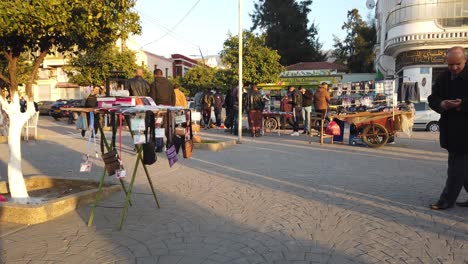 Gente-Caminando-En-El-Centro-De-La-Ciudad-De-Blida-Y-Un-Clima-Perfecto-Para-El-Día,-En-Argelia