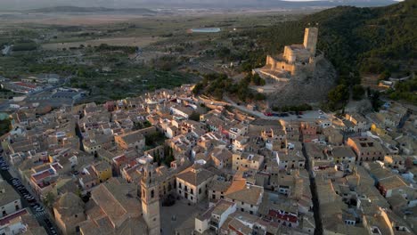 Panorama-Drohnenansicht-Des-Spanischen-Dorfes-Biar-Bei-Sonnenuntergang