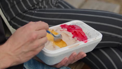 Couple-eating-ice-cream-on-hot-summer-day