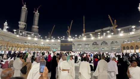 Los-Musulmanes-Realizan-Su-Culto-En-La-Sagrada-Kaaba-En-Masjid-Al-Haram,-La-Meca,-Arabia-Saudita