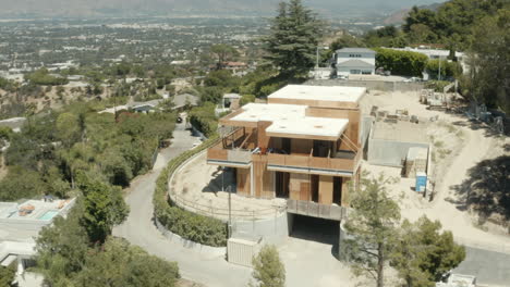 A-mansion-is-constructed-on-Mulholland-Drive