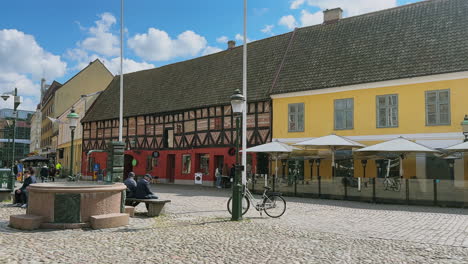 Lilla-Torg-in-Malmö-with-a-fountain-surrounded-by-old-picturesque-houses,-exuding-charm-and-historical-ambiance