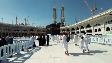 Muslims-perform-their-worship-at-the-Holy-Kaaba-in-Masjid-Al-Haram,-Mecca,-Saudi-Arabia