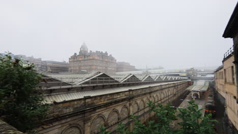 Revelación-Panorámica-De-La-Estación-De-Tránsito-Waverley-De-Edimburgo-En-Una-Mañana-Brumosa-En-Edimburgo,-Escocia