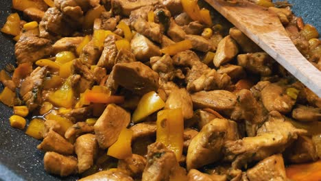 Closeup-of-roasted-chicken-with-carrot-and-pepper