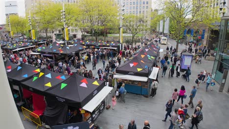 Schwenkansicht-Von-Menschen,-Die-Um-Den-Lebensmittelmarkt-Am-Southbank-Centre-Herumlaufen