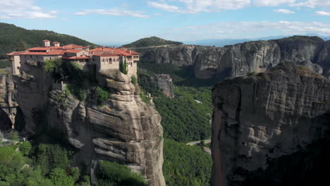 Un-Grupo-De-Amigos-Varones-Relajándose-Encima-De-Los-Pilares-De-La-Formación-Rocosa-De-Meteora-Disfrutando-De-La-Vista-Del-Día-Soleado