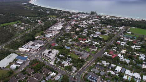 Vista-Aérea-De-Los-Edificios-De-La-Ciudad-De-Byron-Bay-Y-El-Tráfico-Callejero,-Nueva-Gales-Del-Sur,-Australia