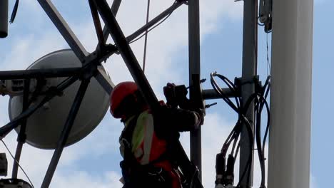 Primer-Plano-De-Un-Hombre-Aflojando-La-Antena-De-La-Torre-Celular-Para-Actualizarla