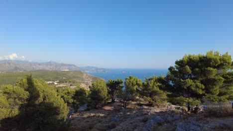 Panoramablick-Auf-Dubrovnik-Von-Einem-Aussichtspunkt-Oberhalb-Der-Stadt,-Der-Die-Atemberaubende-Adrialandschaft-Und-Die-Historische-Schönheit-Dieses-Küstenjuwels-Zur-Schau-Stellt