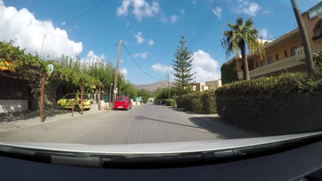 POV-Fahrt-Durch-Die-Kleine-Stadt-Auf-Der-Insel-Kreta-An-Einem-Sonnigen-Tag