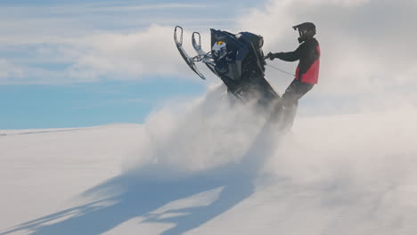 Professioneller-Schneemobilfahrer-Bei-Einem-Balancemanöver-Auf-Schnee