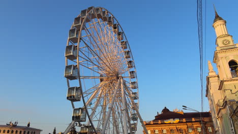 Noria-Con-Cielo-Azul-En-La-Plaza-Kontraktova-En-La-Ciudad-De-Kiev,-Ucrania,-Toma-De-4k