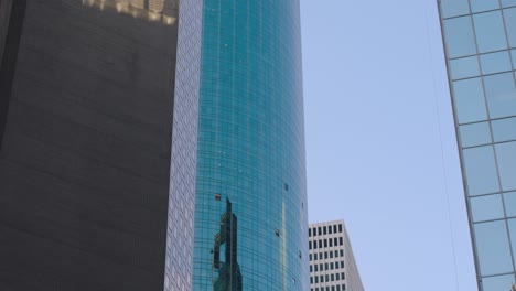 Edificio-Rascacielos-En-El-Centro-De-Houston-Gravemente-Dañado-Por-Una-Gran-Tormenta