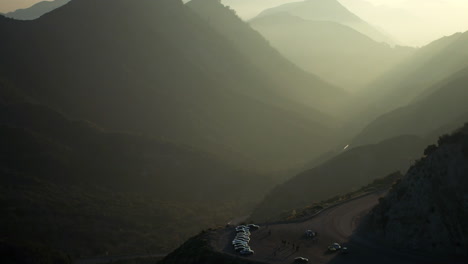 Tiro-Hecho-De-Autos-Musculosos-Y-Deportivos-Haciendo-Donuts-Y-Quemados-Con-Un-Club-De-Autos-En-El-Bosque-Nacional-De-Angeles-En-El-Sur-De-California-Durante-La-Puesta-De-Sol