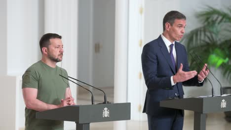 Durante-Una-Conferencia-De-Prensa-En-El-Palacio-De-La-Moncloa-En-Madrid,-El-Primer-Ministro-Español,-Pedro-Sánchez,-Habla-Con-Los-Medios-Sobre-Un-Acuerdo-Militar.